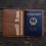 Mẫu bao da hộ chiếu kiêm sổ tay nhỏ gọn từ chất liệu da bò được làm hoàn toàn thủ công