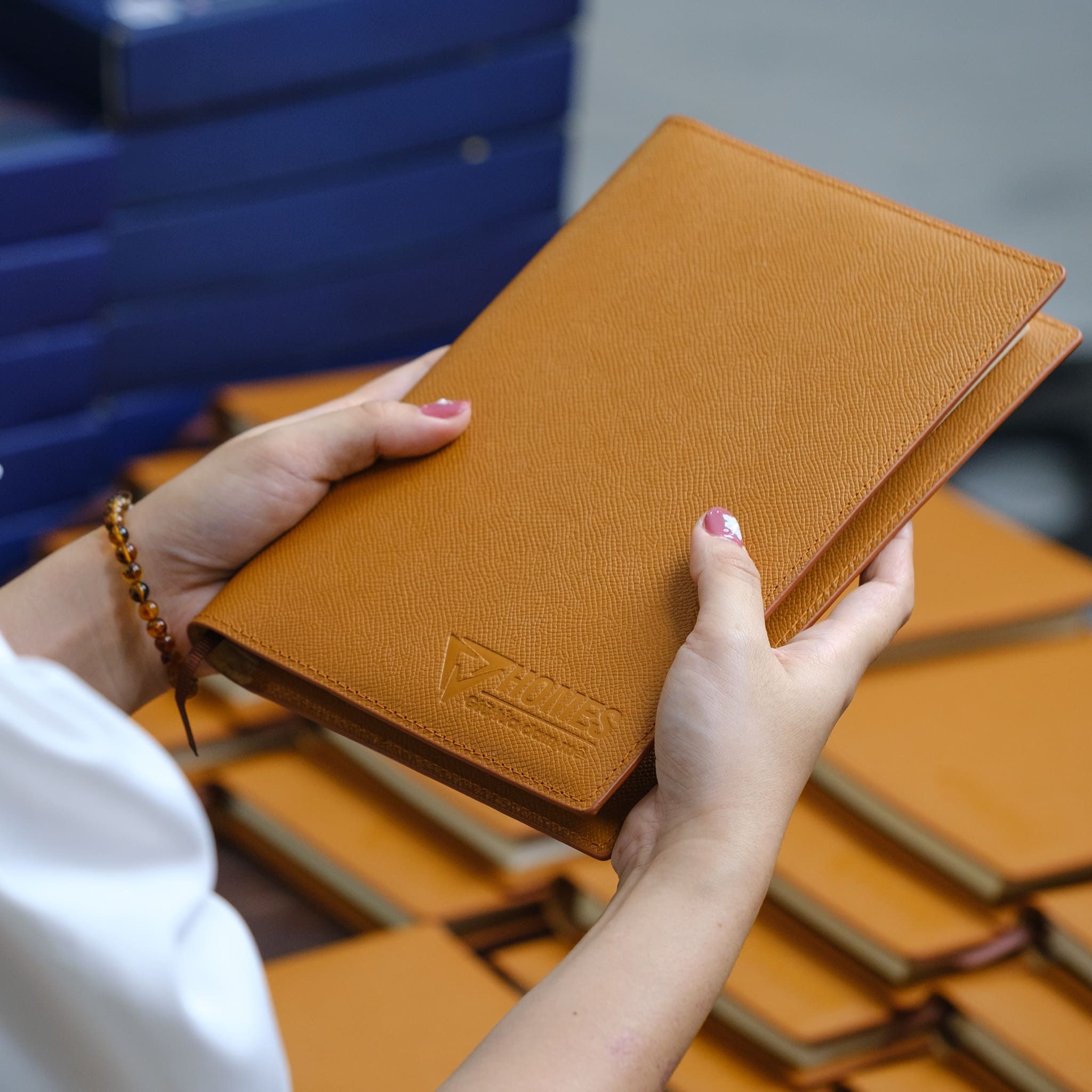 Sổ tay bìa da mà Bullnote đồng hành cùng khách hàng với logo được dập chìm tăng nhận diện thương hiệu của khách hàng